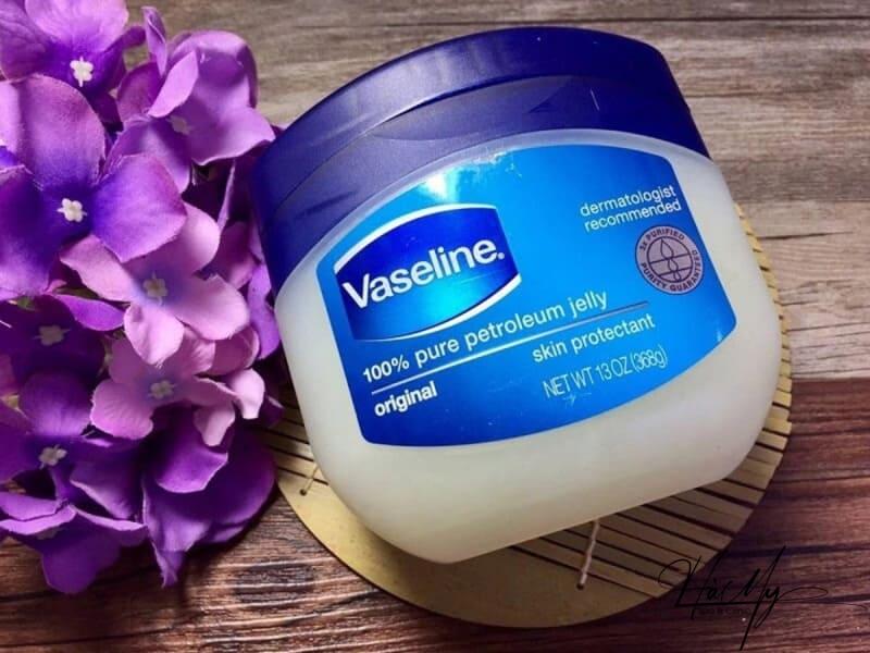 Có nên bôi vaseline sau khi xăm mày? 4 Vaseline hay còn được biết đến với tên gọi là sáp mỡ (Nguồn: Internet)