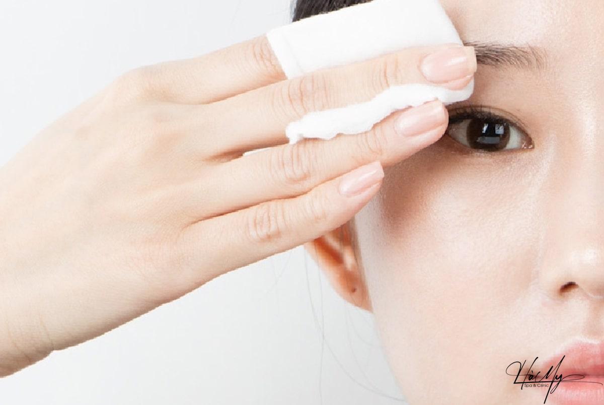 Cách Chăm Sóc Lông Mày Sau Phun Nhanh Bong, Màu Lên Tự Nhiên 5 Dùng bông cotton và nước đun sôi để nguội hoặc nước muối sinh lý để vệ sinh (Nguồn: Internet)