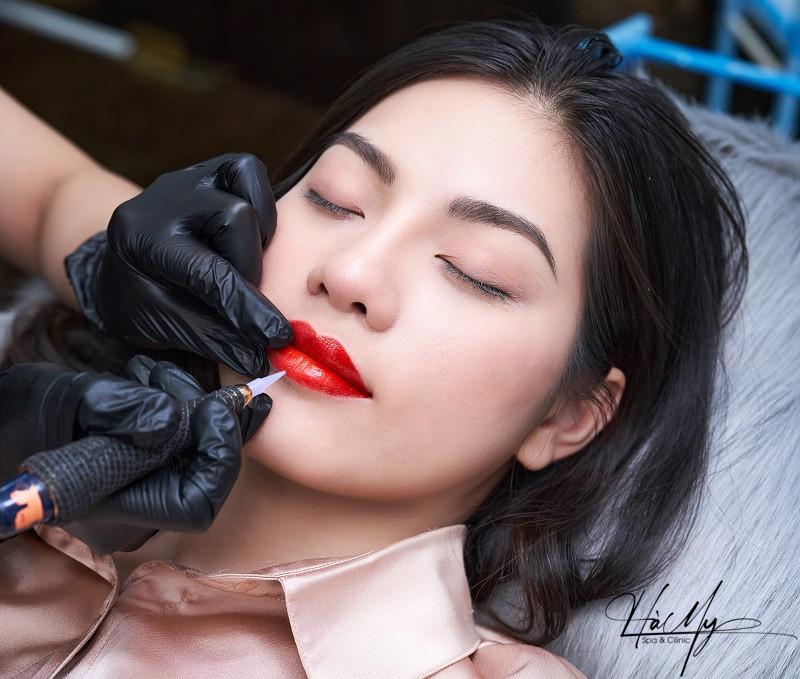 Phun và xăm môi màu cam đất - Sự lựa chọn tuyệt vời cho nàng 6 Quá trình phun và xăm môi màu cam đất (Nguồn:Internet)
