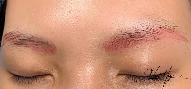 Chân mày bị trổ đỏ - Tìm hiểu nguyên nhân & Cách khắc phục? 6 Sử dụng mực phun xăm không đảm bảo chất lượng khiến chân mày bị trổ đỏ (Nguồn: Internet)