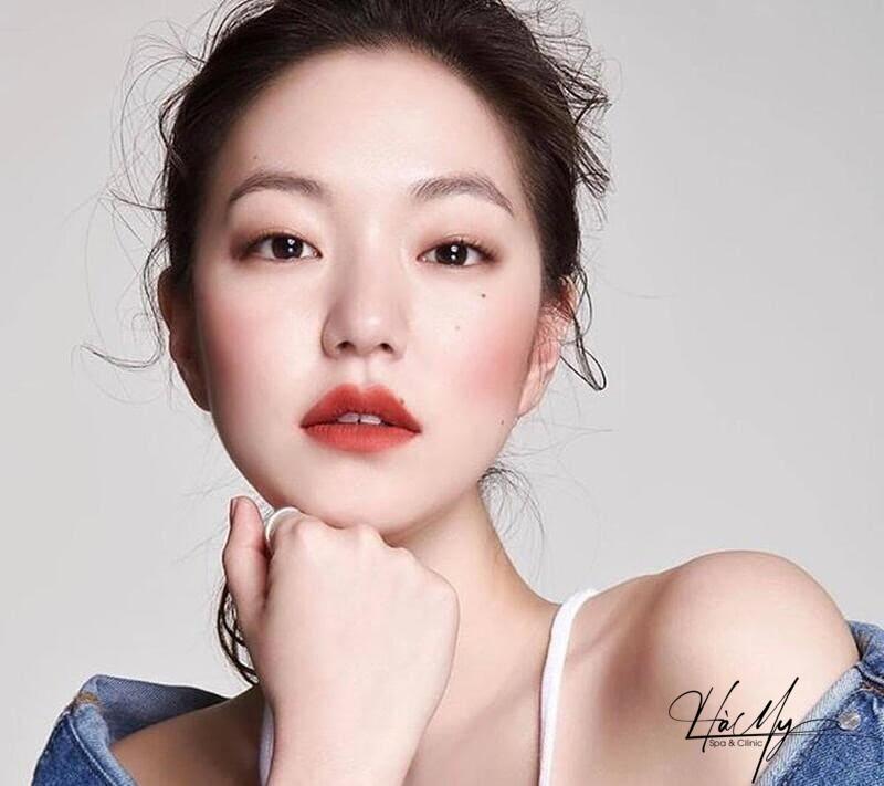 Những Lưu Ý Sau Khi Phun Môi Bạn Nên Cần Biết 8 Không sờ tay vào môi sau khi phun xăm để tránh nhiễm trùng, sưng viêm (Nguồn: Internet)