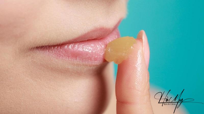 Lưu ý sau khi xăm môi - Những điều mà bạn cần biết 7 Lưu ý sau khi xăm môi không sờ tay vào môi để tránh nhiễm trùng, sưng viêm (Nguồn: Internet)