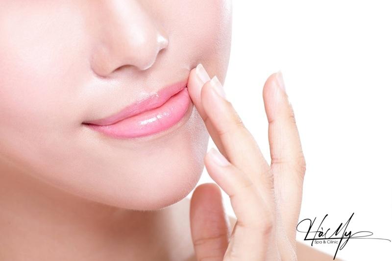 Lưu ý sau khi xăm môi - Những điều mà bạn cần biết 8 Hạn chế liếm môi, sờ môi khiến môi dễ bị thâm tím, và khó lên màu (Nguồn: Internet)