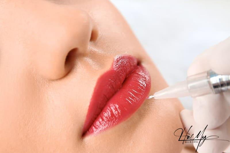 Phun Môi Bị Mụn Nước Có Để Lại Sẹo Không? Cách Khắc Phục 10 Mụn phun môi cũng là nguyên nhân hàng đầu khiến môi bị tổn thương nặng (Nguồn: Internet)