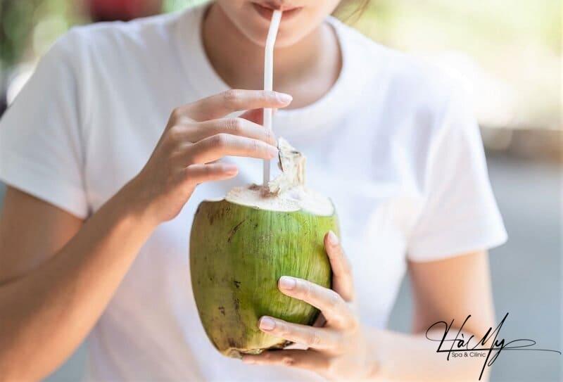 Sau Xăm Môi Uống Nước Dừa Có Lên Màu Không? 6 Bạn có thể uống nước dừa để góp phần giúp môi môi căng bóng, đẹp tự nhiên (Nguồn: Internet)