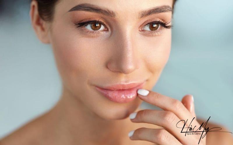 Sau Xăm Môi Uống Nước Dừa Có Lên Màu Không? 7 Bổ sung collagen và cung cấp đủ độ ẩm cho môi giúp môi căng mọng và bóng khỏe hơn. (Nguồn: Internet)