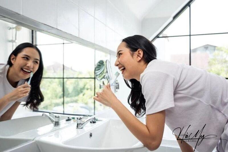 Giải đáp: Có nên đánh răng sau khi xăm môi? 6 Phun môi bao lâu thì được đánh răng? Ít nhất sau 10 ngày phun xăm (Nguồn: Internet)