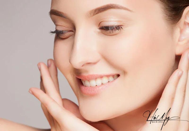 Da mỏng có nên peel da? Cách chăm sóc da mỏng yếu sau peel 8 Nên sử dụng các loại nước tẩy trang dịu nhẹ, lành tính để làm sạch da sau peel (Nguồn: Internet)