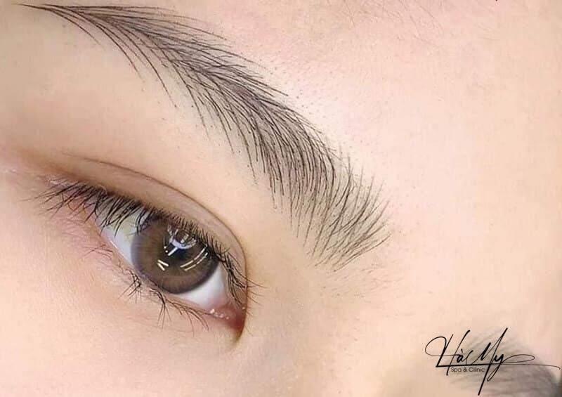 Nên phun tán bột hay điêu khắc lông mày để có dáng đẹp hơn? 6 Điêu khắc là “bí quyết” để có chân mày đẹp tự nhiên (Nguồn: Internet)
