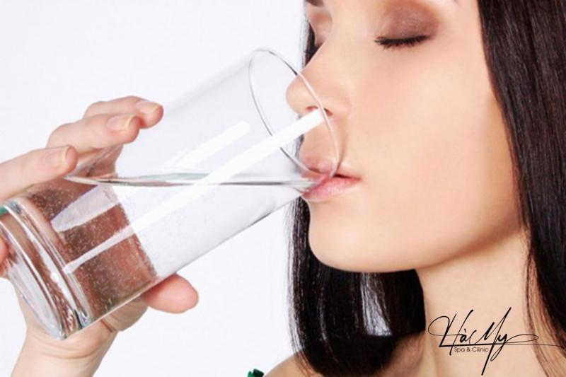 Peel da bị sưng mặt phải làm sao? Cách khắc phục hiệu quả 6 Uống đủ nước giúp cơ thể đào thải độc tố tốt hơn (Nguồn: Internet)