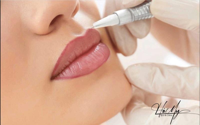Phun Môi Bị Lộ Viền Môi? Có Khắc Phục Được Không? 6 Dịch vụ phun xăm môi đòi hỏi kỹ thuật viên phải có tay nghề thành thạo, khéo léo (Nguồn: Internet)