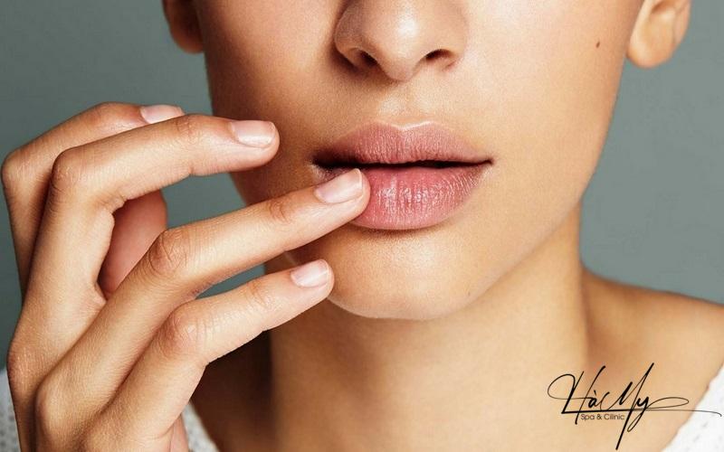 Phun Môi Bị Lộ Viền Môi? Có Khắc Phục Được Không? 8 Tăng cường dưỡng ẩm cho môi sẽ giúp màu mực xăm lên đều và đẹp (Nguồn: Internet)