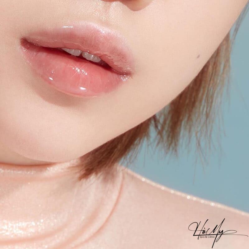 Phun Môi Phủ Bóng Collagen: Đôi môi đẹp vạn người mê 8 Thực hiện tẩy tế bào chết trước khi tiến hành phun môi collagen (Nguồn: Internet)