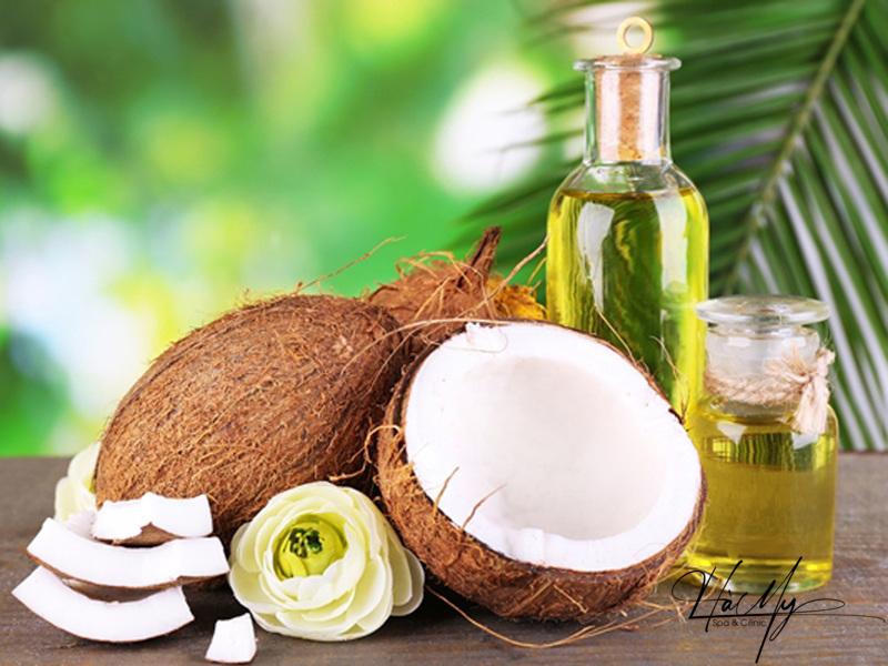 Nguyên nhân và cách khắc phục hiệu quả phun môi xong bị thâm đen 9 Dầu dừa giúp cho môi lên màu đẹp, và bớt thâm, căng bóng mềm mại. (Nguồn: Internet)