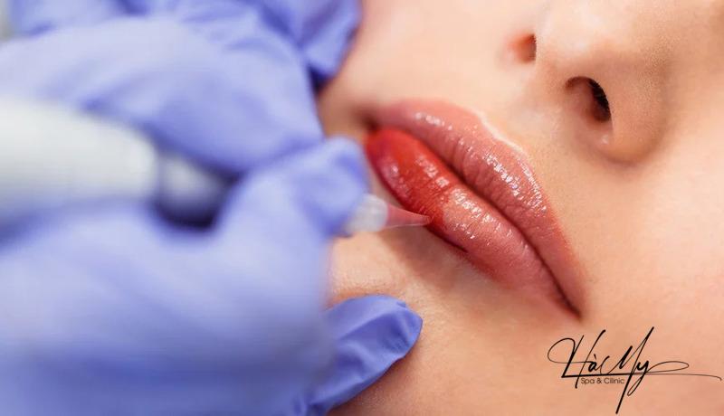 Phun môi xong đánh son có sao không? Lưu Ý Quan Trọng! 6 Phun môi là kỹ thuật làm đẹp tạo nên những đôi môi rực rỡ mà không cần make-up (Nguồn: Internet)