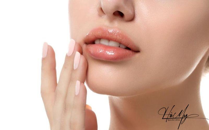 Quá trình lên màu của môi xăm và những lưu ý quan trọng 7 Dưỡng môi bằng son dưỡng không màu giúp môi đủ ẩm và lên màu dễ hơn (Nguồn: Internet)