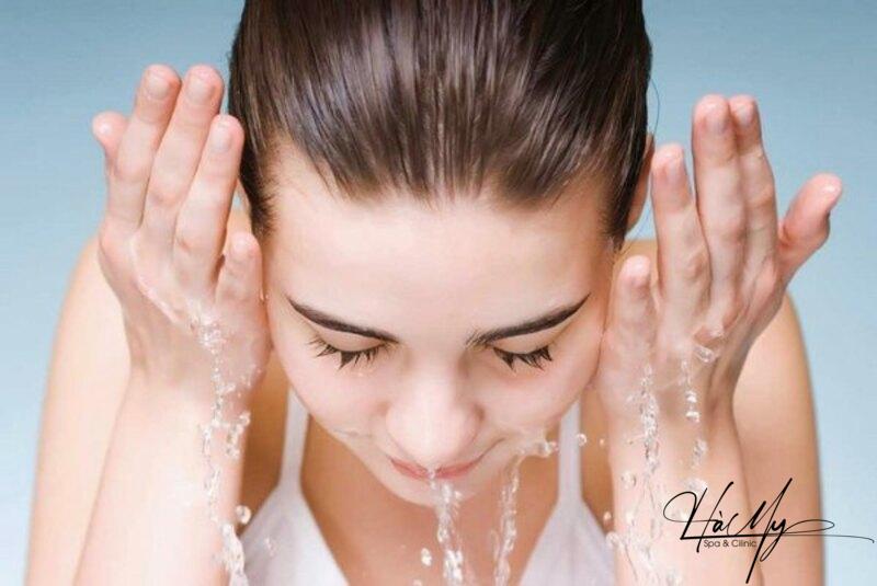 Bạn nên kiêng nước cho đến khi lông mày bong vảy và đẹp (Nguồn: Internet)
