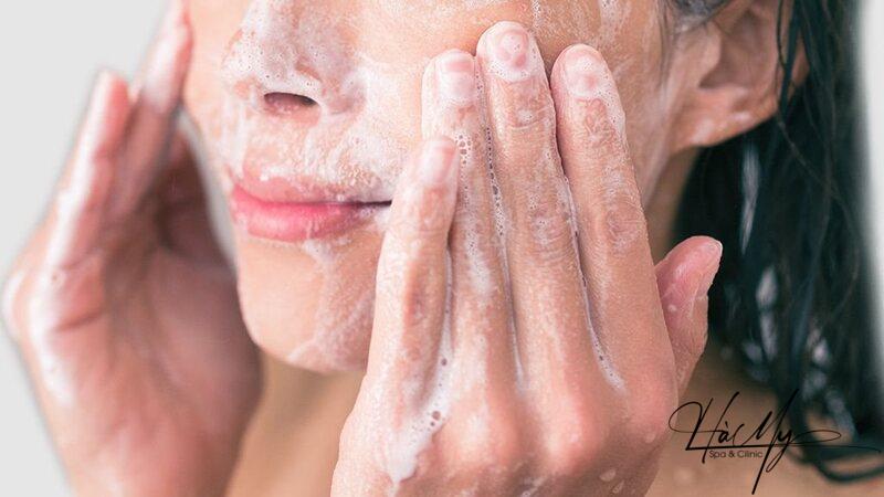 5 cách đẩy mụn ẩn hiệu quả và an toàn 11 Rửa mặt sẽ giúp loại bỏ bụi bẩn, bã nhờn, vi khuẩn, và các chất gây hại khác trên da (Nguồn: Internet)