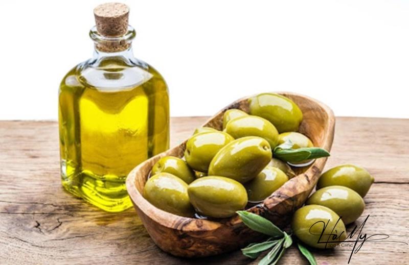 Cách giảm sưng mụn bọc hiệu quả và an toàn 17 Dầu ô liu là nguyên liệu làm đẹp da được sử dụng rộng rãi hiện nay (Nguồn: Internet)