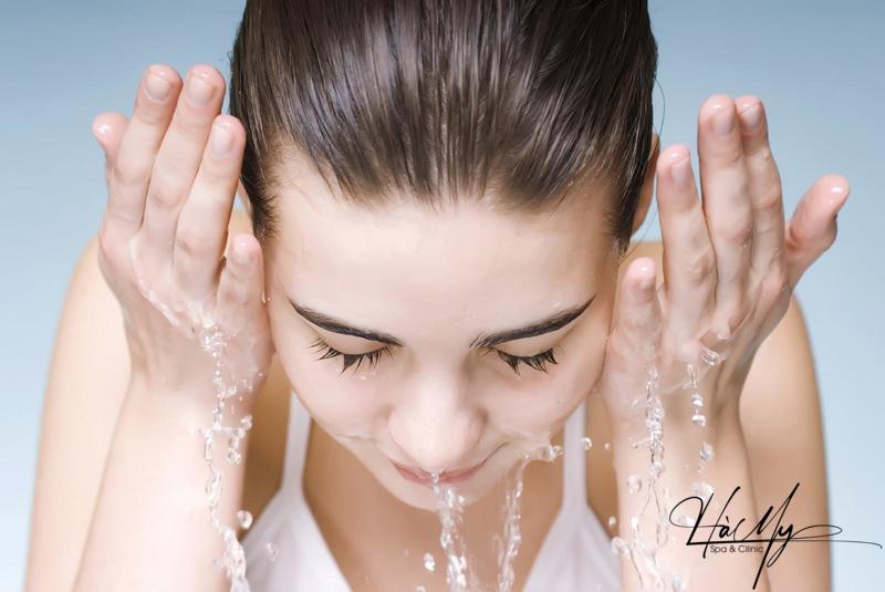 Cách Chăm Sóc Da Bị Mụn Đầu Đen Hiệu Quả 8 Làm sạch da là bước rất quan trọng trong việc “đánh bay” mụn đầu đen (Nguồn: Internet)