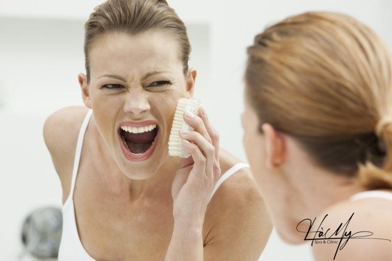 7 Dấu Hiệu Làn Da Bị Hư Tổn - Những Điều Bạn Cần Biết 10 Chăm sóc da không đúng cách gây hư tổn cho da (Nguồn: Internet)