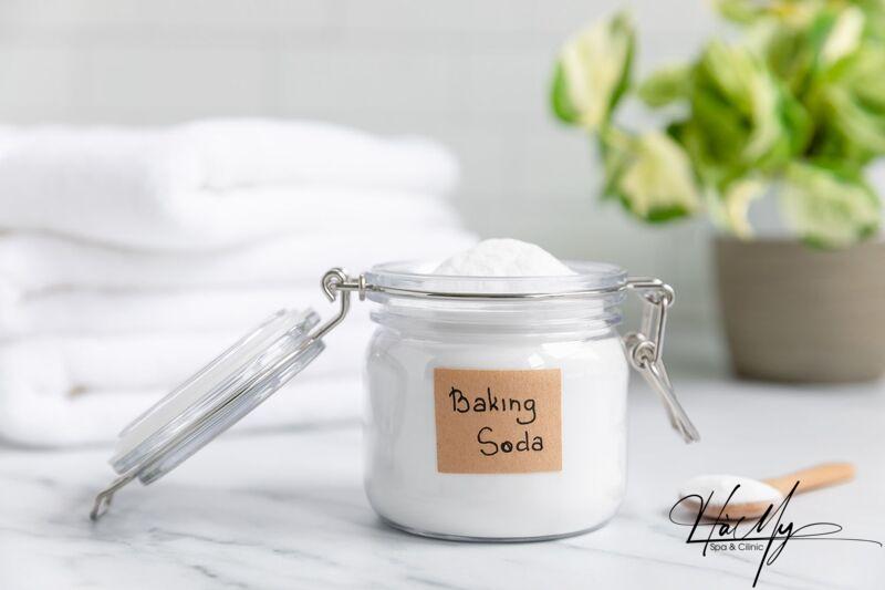 Cách điều trị mụn cám đơn giản và hiệu quả nhất 24 Bạn có thể thử dùng baking soda làm đẹp da, nhưng chỉ nên dùng 2 lần mỗi tuần (Nguồn: Internet)