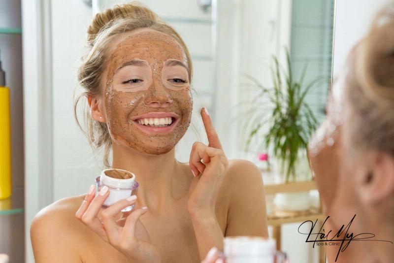Cách điều trị mụn cám đơn giản và hiệu quả nhất 26 Rửa mặt ít nhất hai lần một ngày, vào buổi sáng và buổi tối, để loại bỏ bụi bẩn, bã nhờn, tế bào chết (Nguồn: Internet)