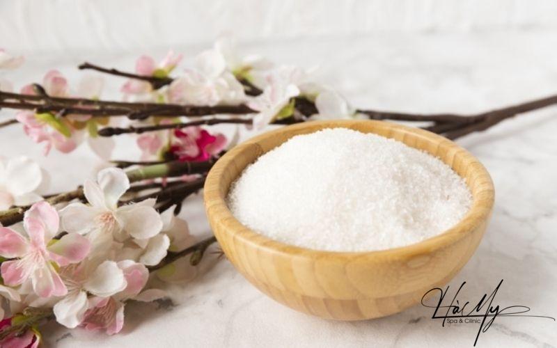 Cách điều trị mụn cám đơn giản và hiệu quả nhất 18 Tẩy tế bào chết mụn cám bằng muối (Nguồn: Internet)