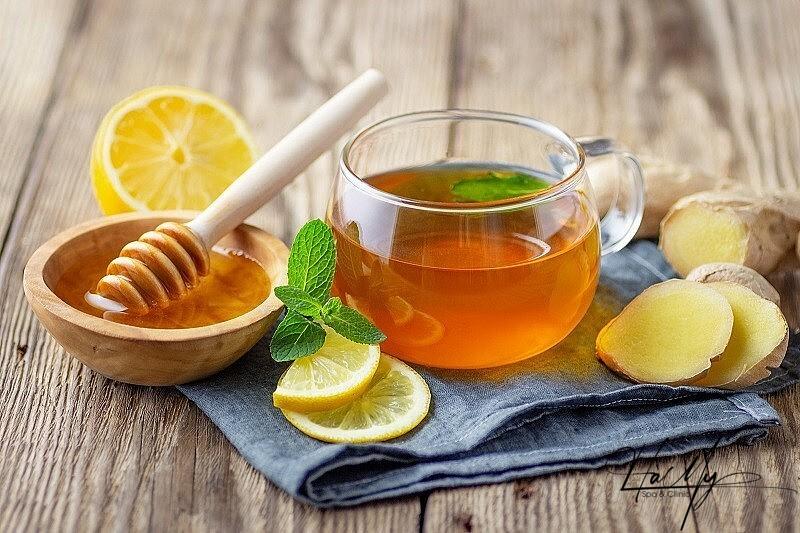 12 lời khuyên trị mụn đơn giản mà hiệu quả 17 Nên uống nước chanh mật ong mỗi ngày để giảm mụn (Nguồn: Internet)