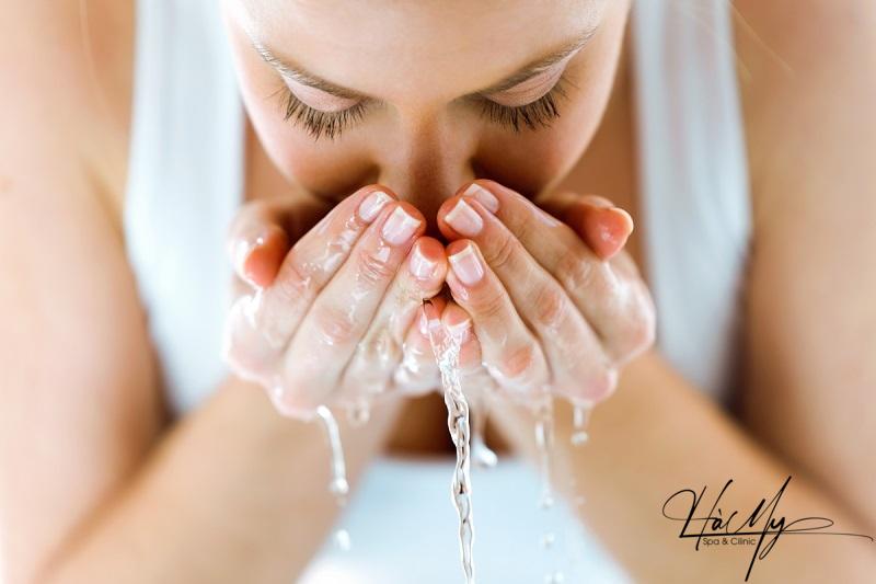 Nên rửa mặt ít nhất 2 lần một ngày, sáng và tối, để loại bỏ bụi bẩn (Nguồn: Internet)