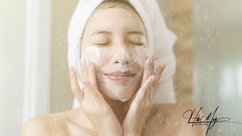 Mụn trứng cá là gì? Một số lưu ý trong quá trình điều trị mụn trứng cá 8 Hãy nên chọn lựa mỹ phẩm và sữa rửa mặt phù hợp với làn da của mình (Nguồn: Internet)