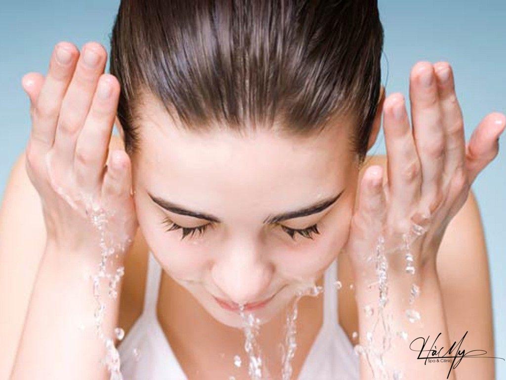 10 cách phòng tránh mụn trứng cá hiệu quả 7 Giữ mặt luôn sạch sẽ giúp loại bỏ tế ào chết và dầu trên da mặt (Nguồn: Internet)