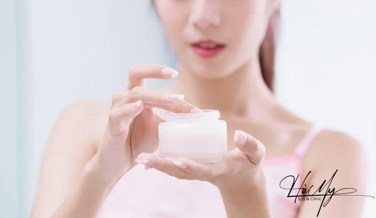 10 cách phòng tránh mụn trứng cá hiệu quả 8 Dưỡng ẩm cho da giảm mụn trứng cá là cách phòng tránh mụn trứng cá (Nguồn: Internet)