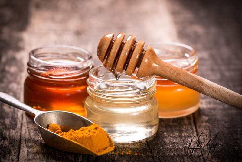 Top 7 cách trị mụn viêm đỏ không nhân tại nhà hiệu quả nhất 13 Trị mụn sưng đỏ không nhân bằng bột nghệ và mật ong (Nguồn: Internet)