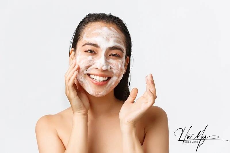 Liệu trình trị mụn ẩn ngày và đêm hiệu quả tại nhà 12 Rửa mặt bằng sữa rửa mặt để thông thoáng lỗ chân lông, hạn chế mụn ẩn (Nguồn: Internet)