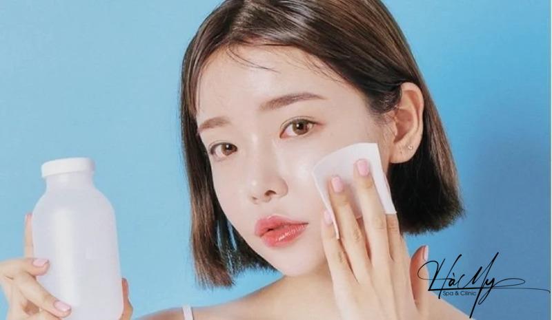 Liệu trình trị mụn ẩn ngày và đêm hiệu quả tại nhà 13 Bổ sung độ ẩm bằng nước hoa hồng (Nguồn: Internet)