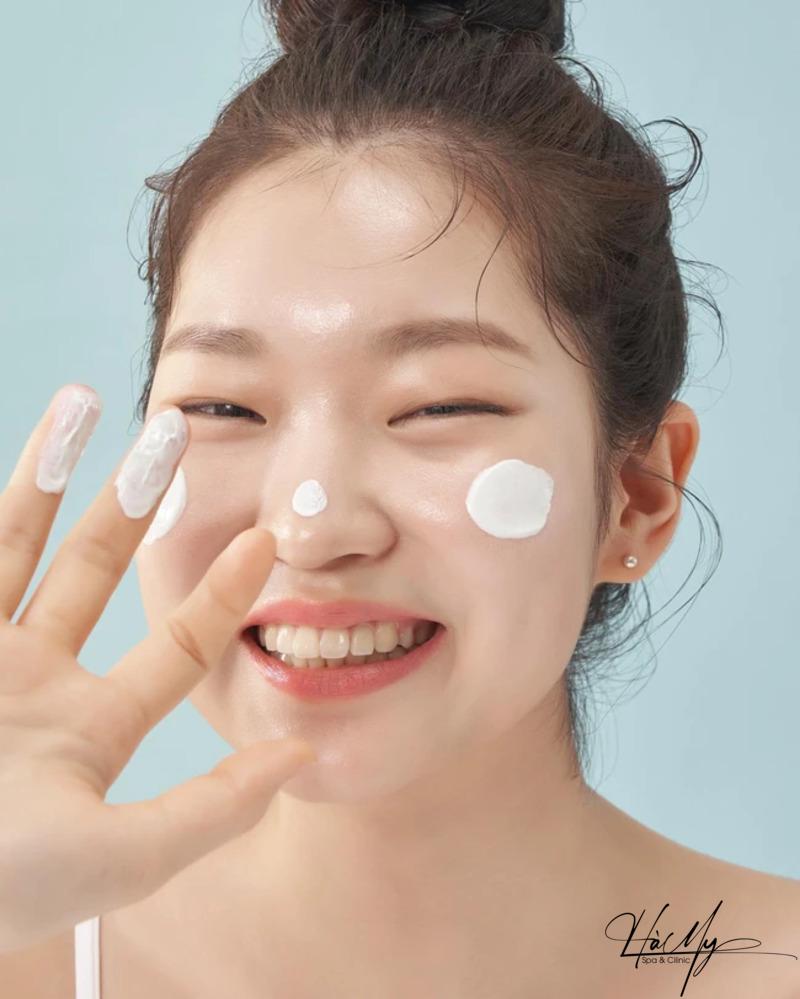 Liệu trình trị mụn ẩn ngày và đêm hiệu quả tại nhà 14 Kem dưỡng ẩm dành cho da mụn ẩn, có khả năng cấp ẩm, bảo vệ, và làm dịu da (Nguồn: Internet)