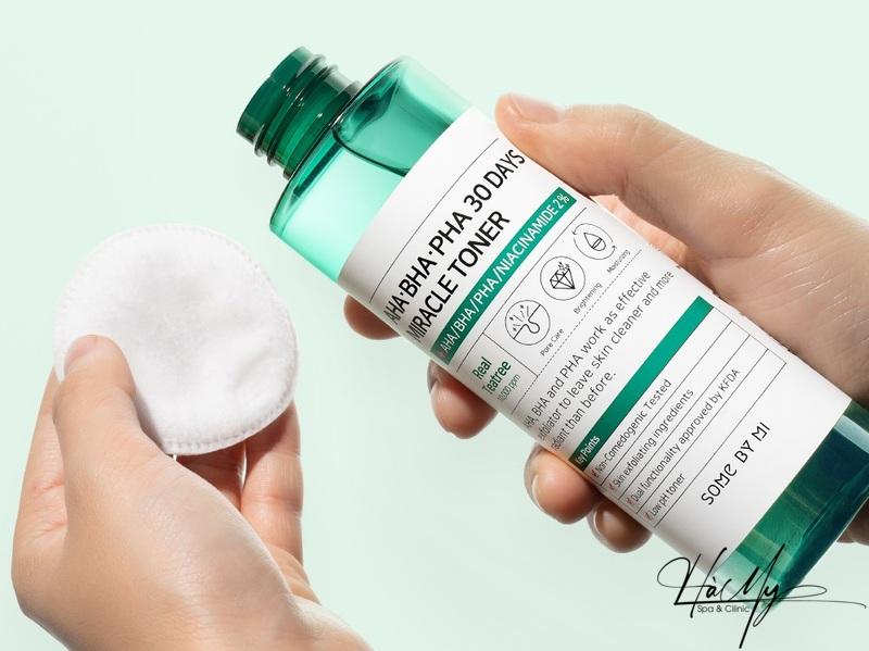 Liệu trình trị mụn ẩn ngày và đêm hiệu quả tại nhà 17 Bôi kem dưỡng ẩm sẽ giúp ngăn ngừa việc da bị đổ nhiều dầu (Nguồn: Internet)