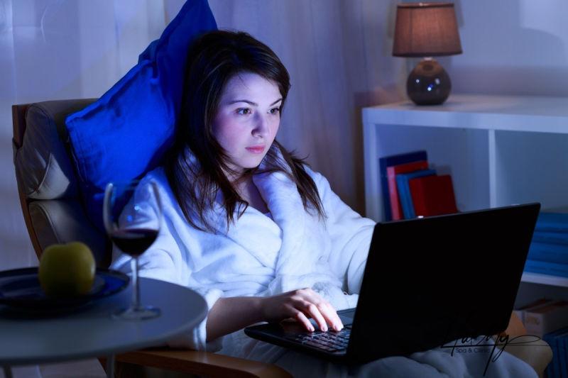 Mụn ở quai hàm: Nguyên nhân, dấu hiệu & cách điều trị mụn hiệu quả 9 Thức khuya nhiều sẽ tăng nguy cơ mụn ở xương quai hàm (Nguồn: Internet)