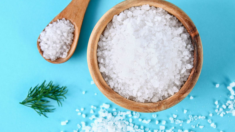 Bật mí 10 cách làm xẹp mụn sưng đỏ sau 1 đêm hiệu quả, an toàn 15 Cách làm xẹp mụn sưng đỏ sau 1 đêm bằng muối biển (Nguồn: Internet)