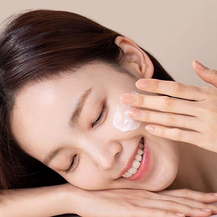 Cách chăm sóc da dầu đánh bay nỗi lo bóng nhờn 10 Sử dụng kem chống nắng (Nguồn: Internet)