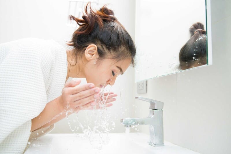 Mụn nang là gì? Các phương pháp điều trị hiệu quả 5 Tẩy trang để loại bỏ hoàn toàn lớp trang điểm, bụi bẩn trên da (Nguồn: Internet)