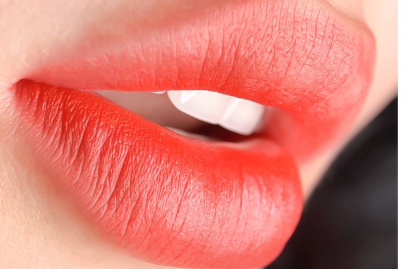 Phun môi màu đỏ cam – Điểm nhấn hoàn hảo cho đôi môi của bạn 14 Màu đỏ cam tươi mang lại nét đẹp rạng rỡ (Nguồn: Internet)