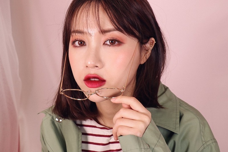 Phun môi màu đỏ mận - Nét đẹp thời thượng quyến rũ 8 Phun môi màu đỏ mận phù hợp với nhiều phong cách khác nhau (Nguồn: Internet)