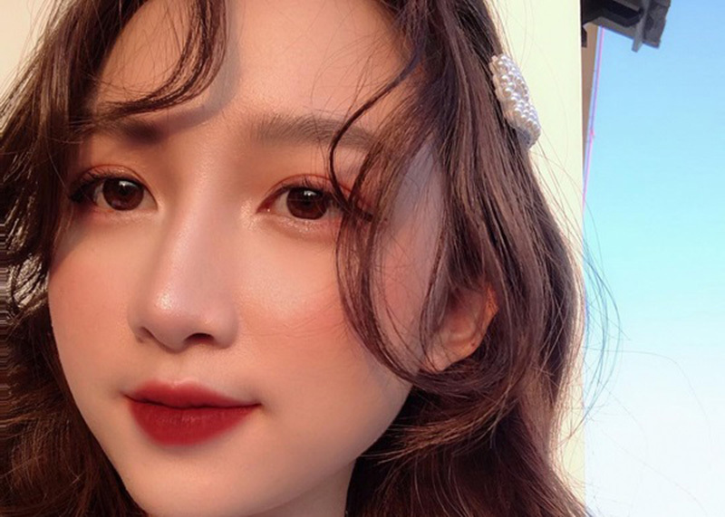 Phun Môi Màu Đỏ Ruby - Sắc Môi Quyến Rũ Cho Phái Đẹp 8 Khi mới phun môi bạn không nên trang điểm để tránh môi bị nhiễm trùng (Nguồn: Internet)