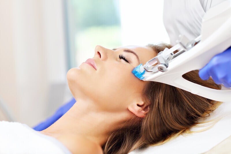 7 phương pháp điều trị nám hiệu quả nhất dành cho bạn 12 Bắn laser trị nám là một phương pháp điều trị nám hiệu quả nhất (Nguồn: Internet)