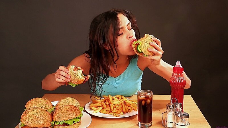 Bị Mụn Ẩn Mãi Không Khỏi? Đã Có Giải Pháp Hiệu Quả Ngay Tại Đây! 13 Chế độ ăn uống là yếu tố quan trọng dẫn đến bị mụn ẩn mãi không khỏi (Nguồn: Internet)