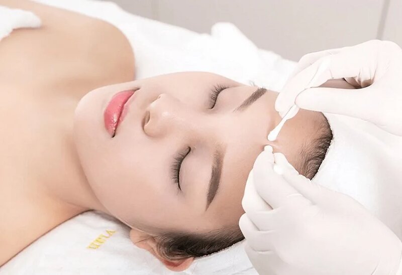 Cách Trị Mụn Bọc Sưng Đỏ Hiệu Quả: Hướng Dẫn A-Z 2024 14 Thường xuyên đi nặn mụn tại Spa (Nguồn: Internet)