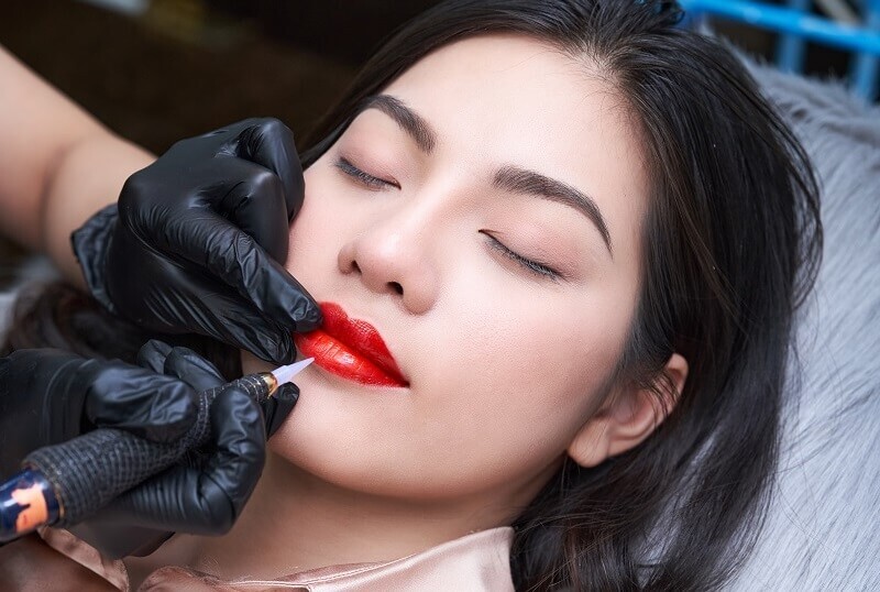 Chi Phí Xăm Môi Giá Bao Nhiêu? Bảng Giá Mới Nhất 2024 11 Chi phí xăm môi tùy vào kỹ thuật phun môi (Nguồn: Internet)