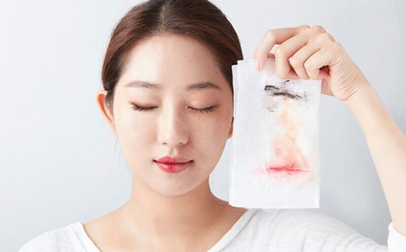 Mụn Viêm Có Nên Nặn Không? Giải Pháp Chuyên Gia khuyên Dành Cho Bạn! 10 Tẩy trang, vệ sinh da mặt không sạch (Nguồn: Internet)